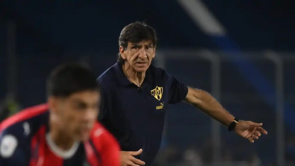 Gustavo Costas, con bronca tras la derrota