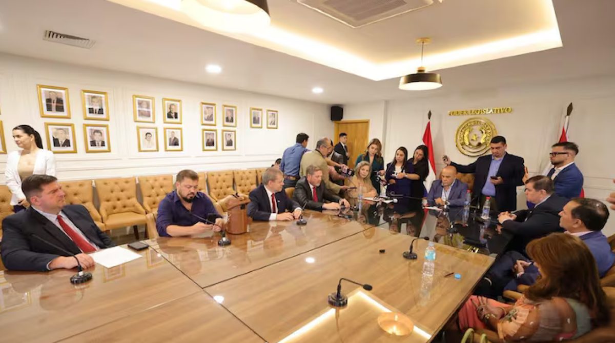 SENADORES LEYERON EL INFORME DEL BCP Y ANUNCIAN REUNIÓN RESERVADA CON CARLOS CARVALLO
