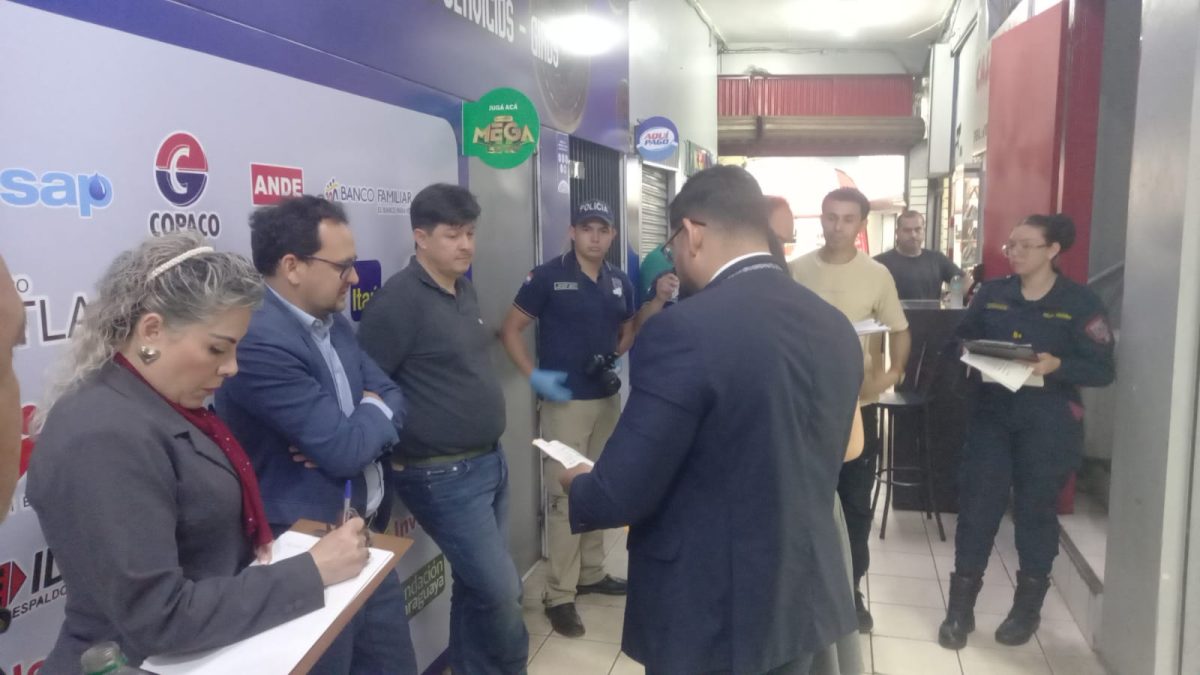 POLICÍA INTERVIENE POR ROTURA DE CANDADO EN UN LOCAL DEL SHOPPING INTERNACIONAL DE CDE