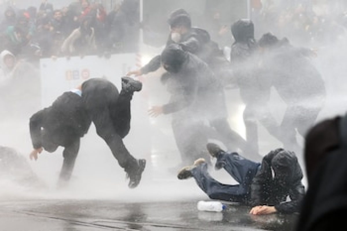 DISTURBIOS EN BRUSELAS DEJAN AUTOBUSES DAÑADOS Y UNOS 20 DETENIDOS DURANTE HUELGA NACIONAL
