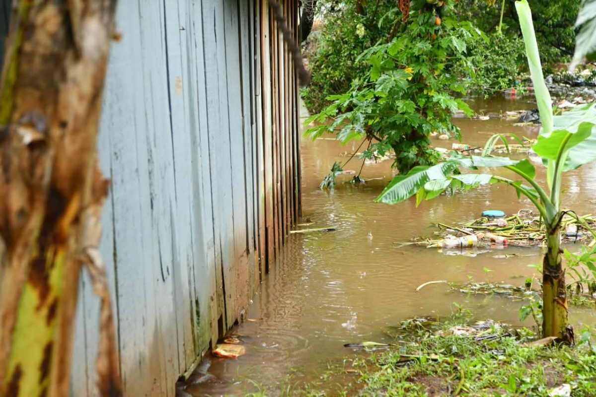 CRECIDA DEL PARANÁ OBLIGA A REUBICAR A 23 FAMILIAS DE SAN RAFAEL EN CIUDAD DEL ESTE