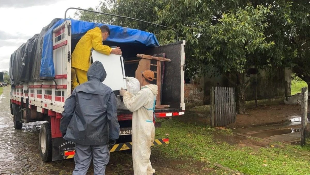 CRECIDA DEL PARANÁ OBLIGA A EVACUAR A MÁS DE 30 FAMILIAS EN AYOLAS