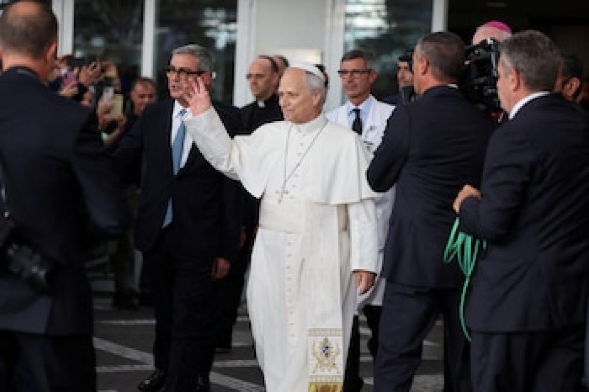 EL PAPA LEÓN XIV RECIBE EL ALTA Y REGRESA AL VATICANO TRAS UNA OPERACIÓN PULMONAR