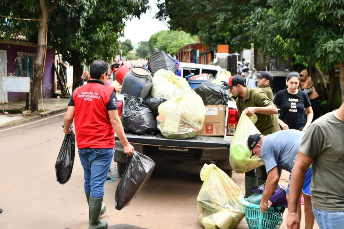 RÍO PARANÁ BAJA LEVEMENTE, PERO ITAIPU ADVIERTE SOBRE NUEVAS LLUVIAS: 230 FAMILIAS YA FUERON EVACUADAS EN CIUDAD DEL ESTE · Foto 4
