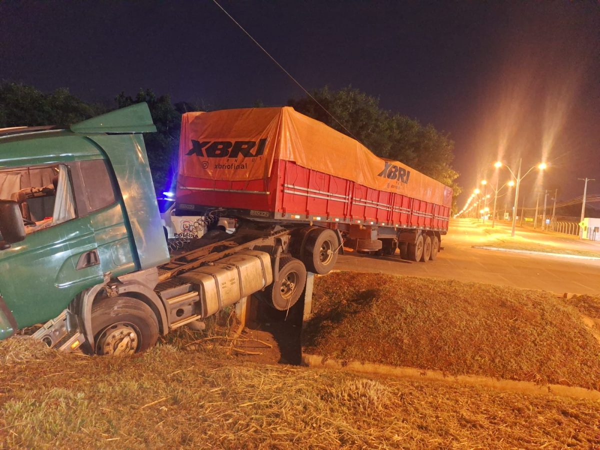 CHOFER SE QUEDÓ DORMIDO AL VOLANTE Y CAMIÓN TERMINÓ EN UN DESAGÜE FRENTE AL PUENTE DE LA INTEGRACIÓN